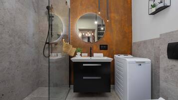 Een douche, een haardroger, handdoeken, shampoo