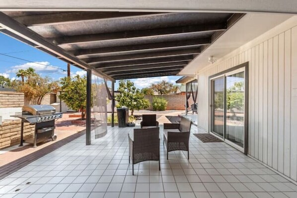 Outdoor dining - Midtown Studio Unit B Backyard (Phoenix)