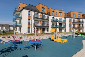 Children’s area - Modern Apartment in Bel Mare | Balcony and Private Parking (Międzyzdroje)