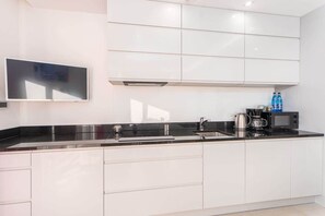 Fridge, microwave, stovetop, dishwasher