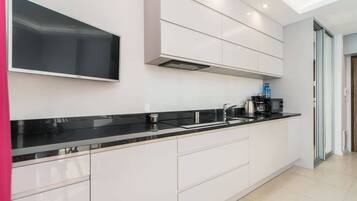 Frigorifero, microonde, piano cottura, lavastoviglie