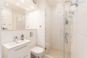 Dusche, Haartrockner, Handtücher, Shampoo