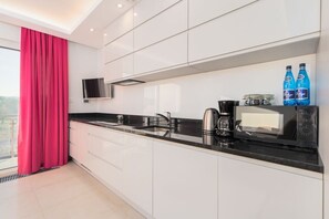 Fridge, microwave, stovetop, dishwasher