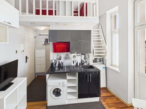 冷蔵庫、電子レンジ、コンロ、調理器具と食器