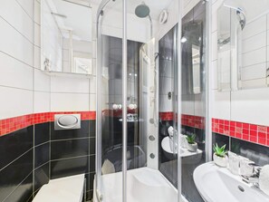 シャワー、ヘアドライヤー、タオル