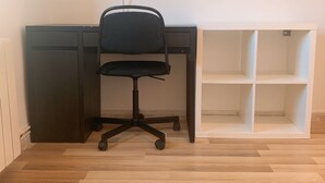 A workspace with a desk, chair, and open shelving unit. - Quiet single room (Madrid)