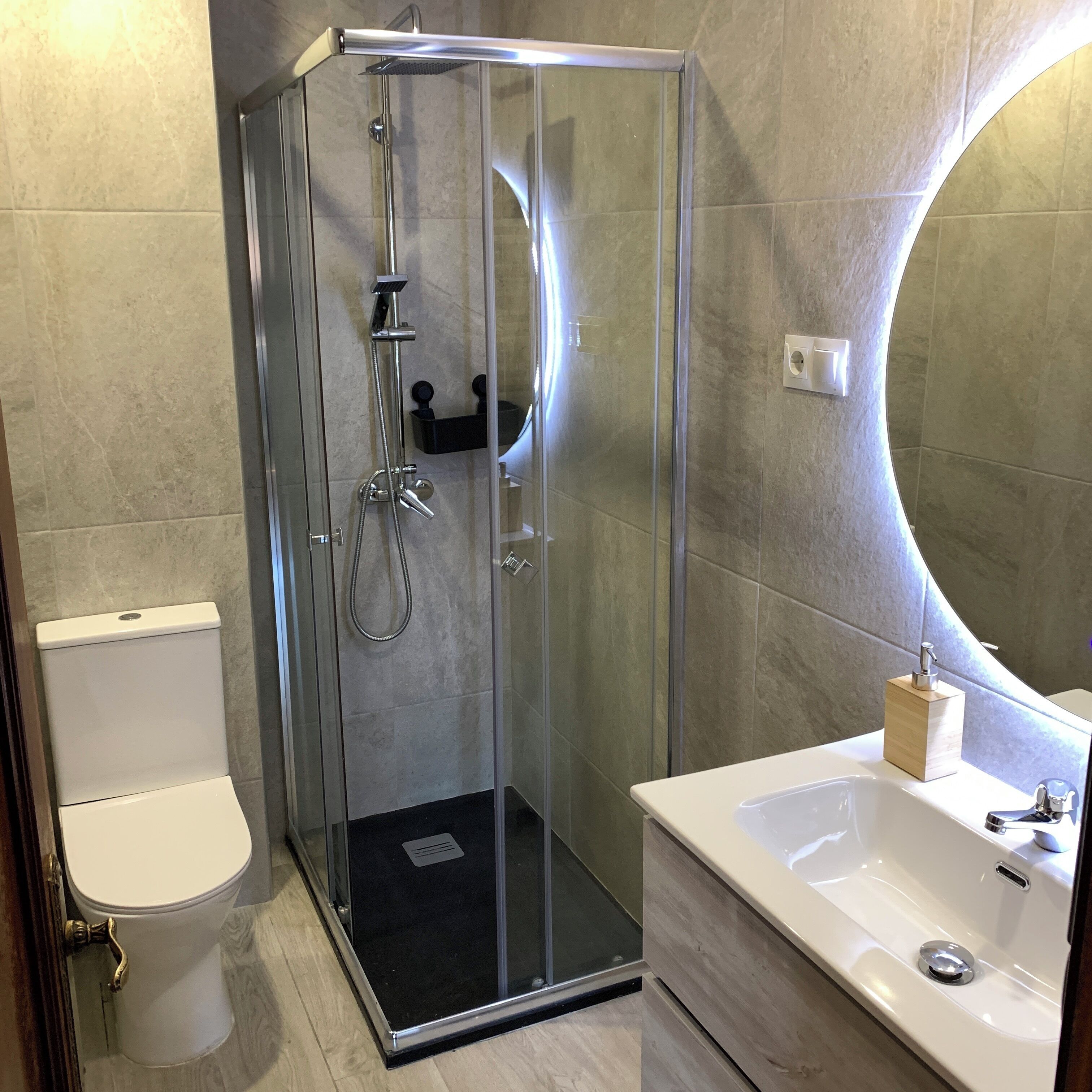 Een douche, handdoeken