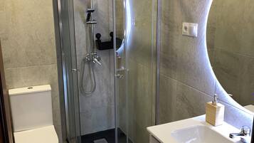 Een douche, handdoeken