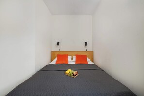 Iron/ironing board, travel cot, WiFi, bed sheets