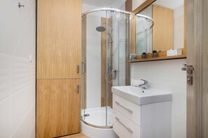 Dusche, Haartrockner, Handtücher, Shampoo