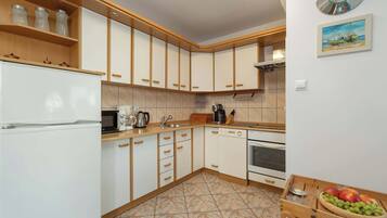 Kjøleskap, mikrobølgeovn, ovn og kokeplater