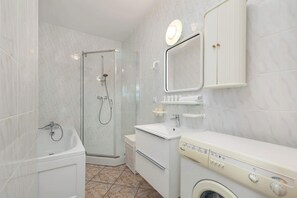 Douche, sèche-cheveux, serviettes fournies, shampoing