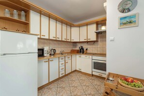 Een koelkast, een magnetron, een oven, een kookplaat