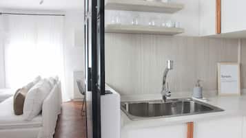 Departamento (10A I) | Cocina privada | Refrigerador con congelador, microondas, horno y parrilla de estufa