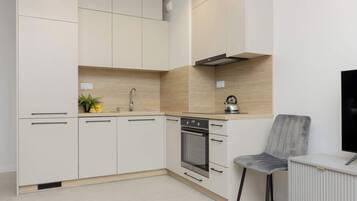 Fridge, oven, stovetop, dishwasher