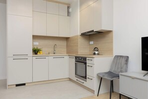 Een koelkast, een oven, een kookplaat, een vaatwasser