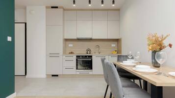 Fridge, oven, stovetop, dishwasher