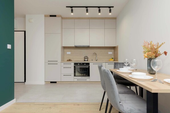 Fridge, oven, stovetop, dishwasher