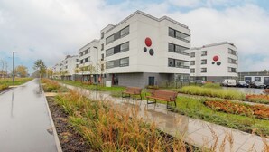 Un edificio moderno con una facciata originale caratterizzata da motivi circolari.