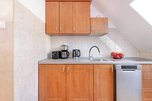 Fridge, stovetop, dishwasher, coffee/tea maker