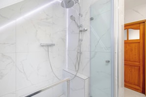 Dusche, Haartrockner, Shampoo