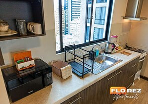 冷蔵庫、電子レンジ、電気ポット、調理器具と食器