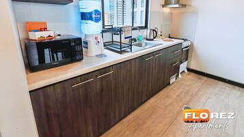 Kühlschrank, Mikrowelle, Wasserkocher, Kochgeschirr/Geschirr/Besteck