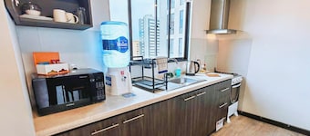 H1 - 14th Floor Modern Studio with Stunning City Views, Wi-Fi & Washer/Dryer