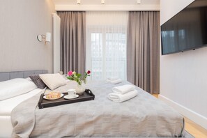 Een strijkplank/strijkijzer, wifi, beddengoed