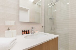 Douche, sĂšche-cheveux, serviettes fournies, shampoing