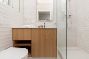 Shower, hair dryer, towels, shampoo - Modern Studio in the Center | Air Conditioning | Balcony (Warszawa)