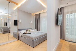 Iron/ironing board, WiFi, bed sheets