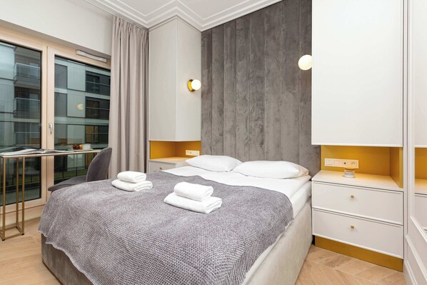 1 chambre, bureau, fer et planche à repasser, lit parapluie