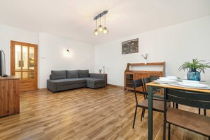 TV, offices - Spacious Apartment | Workplace, Close to Airport (Warszawa)