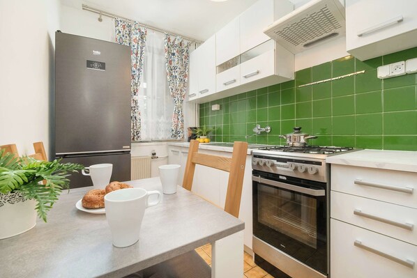 Fridge, oven, stovetop, dishwasher