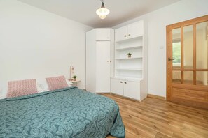 2 bedrooms, desk, iron/ironing board, WiFi - Spacious Apartment | Workplace, Close to Airport (Warszawa)
