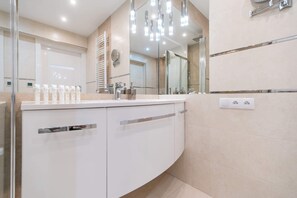 Doccia, asciugacapelli, asciugamani, shampoo