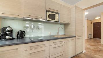 Cafeteira/chaleira, geladeira, micro-ondas, cooktop