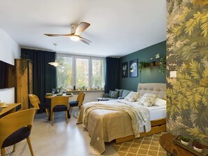 Skrivebord, strykejern/-brett, reiseseng for barn og wi-fi