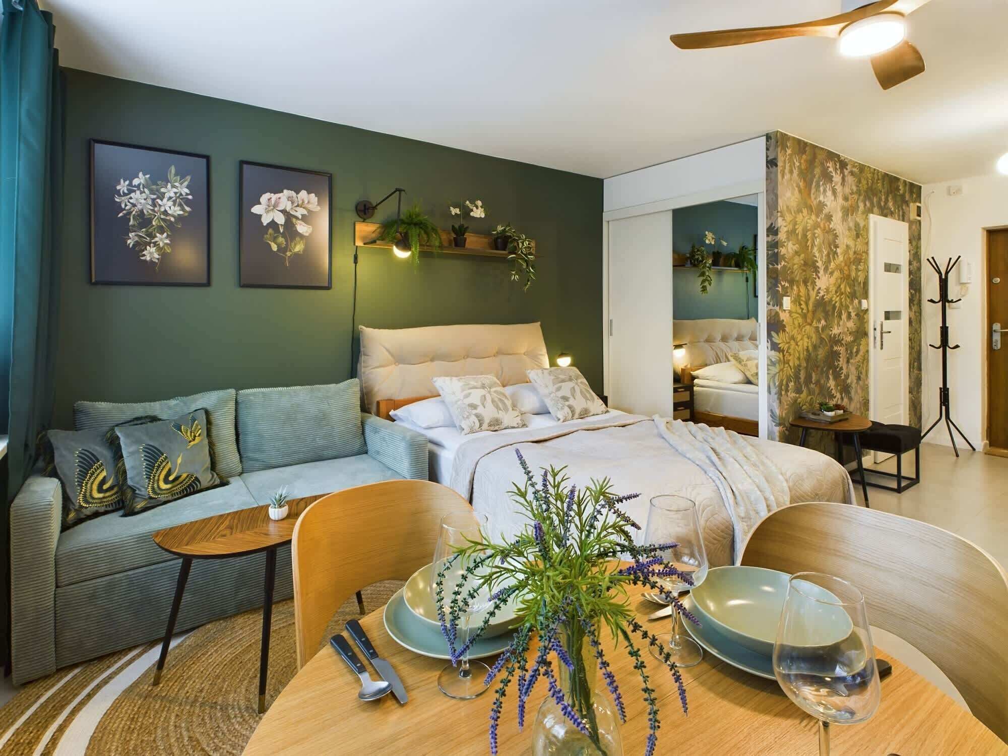 Een bureau, een strijkplank/strijkijzer, reisbedje, wifi