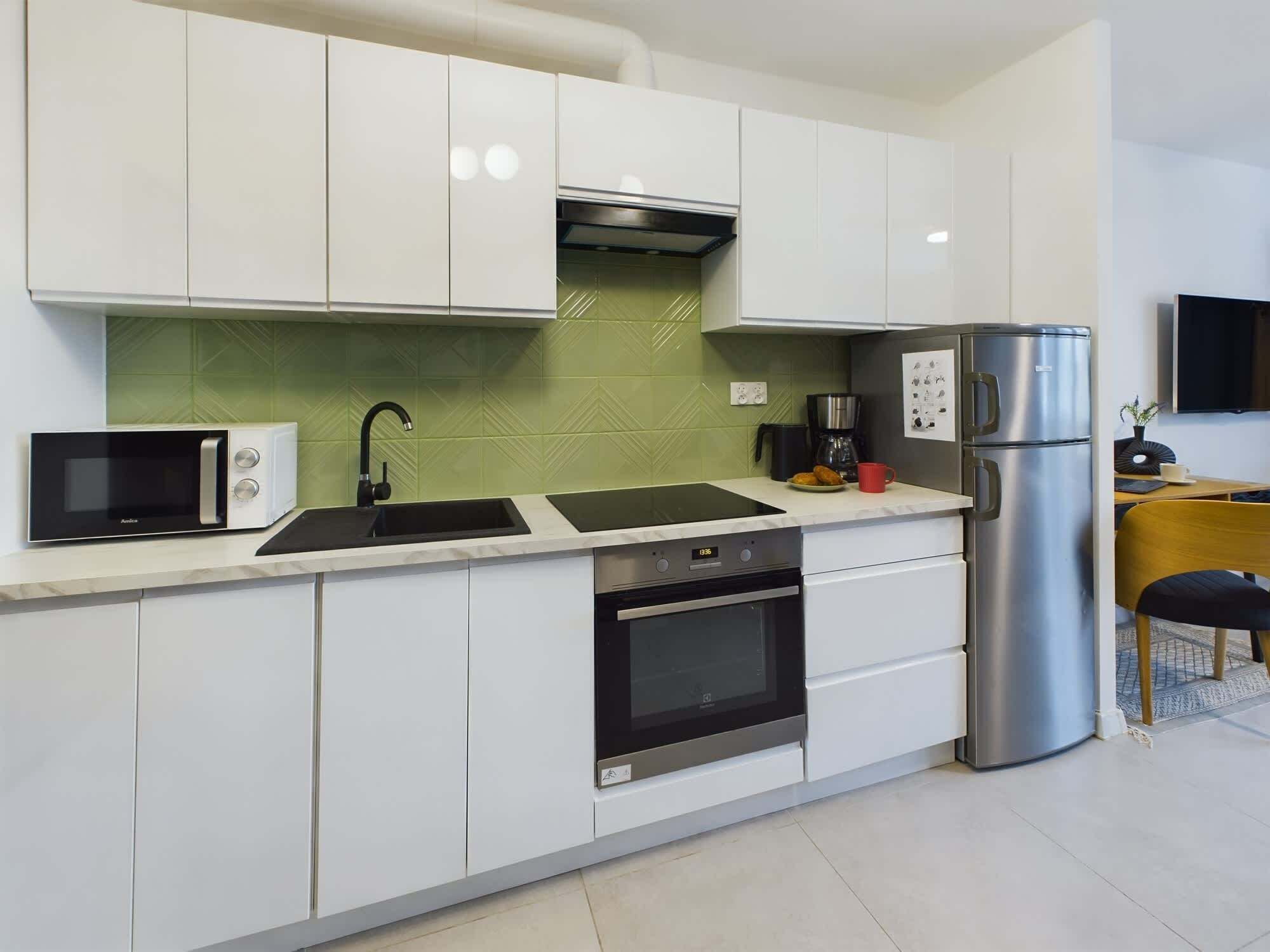 Kjøleskap, mikrobølgeovn, ovn og kokeplater