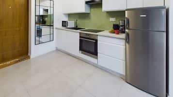 Geladeira, micro-ondas, fogão, cooktop
