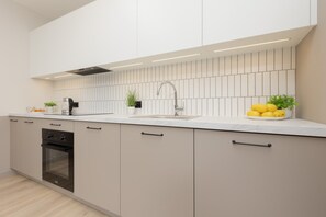 Fridge, oven, stovetop, dishwasher