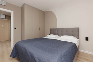 1 bedroom, desk, iron/ironing board, WiFi