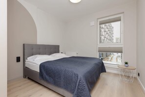 Desk, iron/ironing board, WiFi, bed sheets