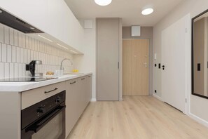 Frigorífico, horno, placa de cocina y lavavajillas