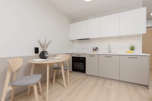 Fridge, oven, stovetop, dishwasher