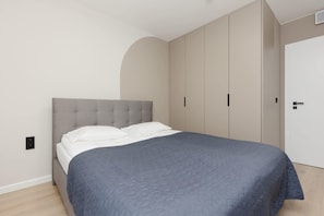 Desk, iron/ironing board, WiFi, bed sheets