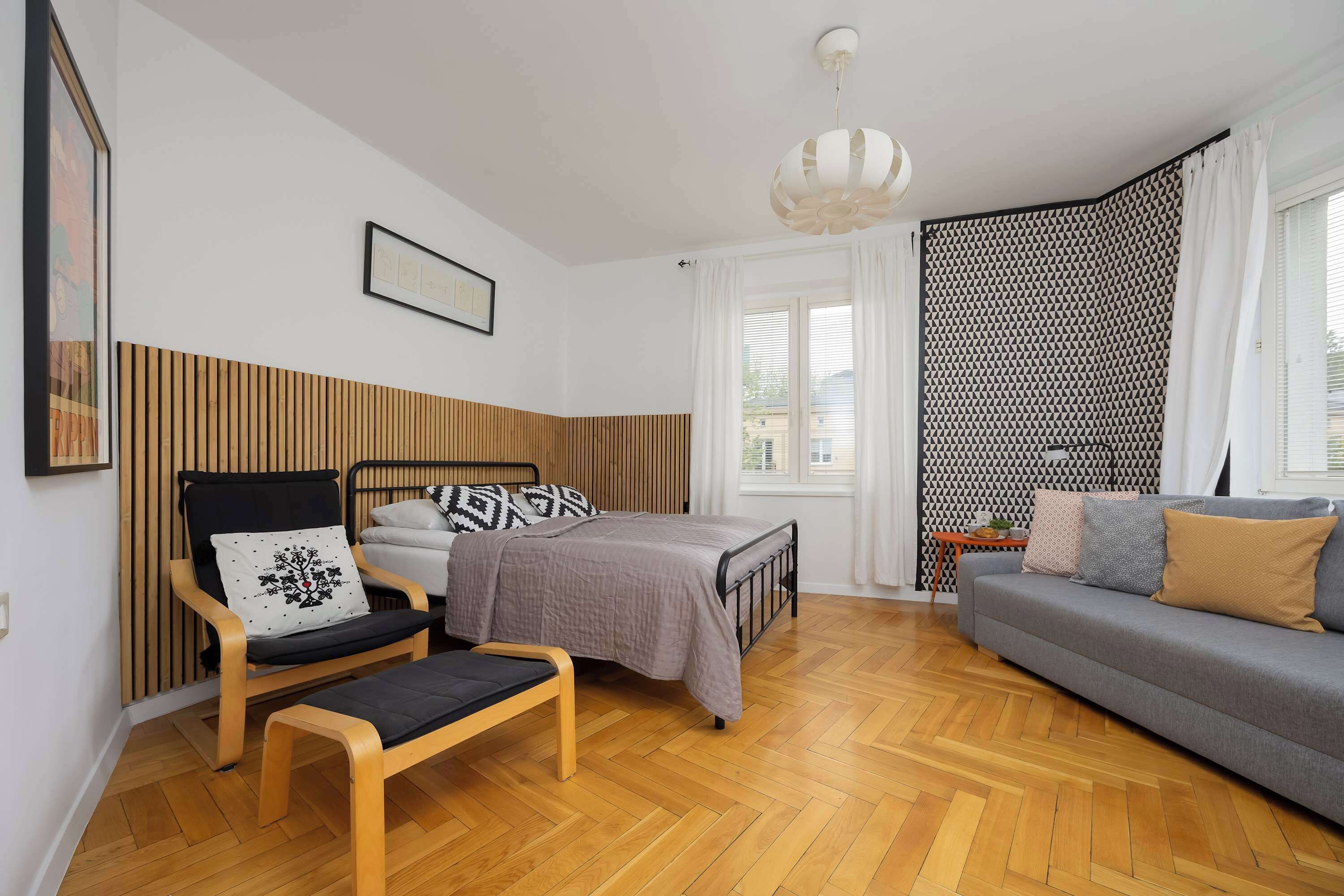 Iron/ironing board, travel crib, WiFi, bed sheets