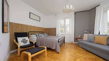 Iron/ironing board, travel crib, WiFi, bed sheets